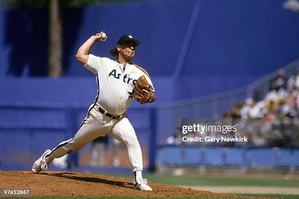 Mark Portugal of the Houston Astros pitches during the game against the Los Angeles Dodgers at Dodger Stadium on August 18, 1991 in Los Angeles,...