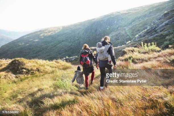 mothers trekking with daughters in mountains - norvège photos et images de collection