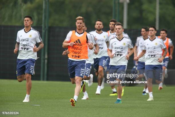 June 2018, Spain, Sant Joan Despi: Soccer, Argentinian team at a taining camp in preparation for the World Cup. Marcos Rojo , Cristian Ansaldi, Lo...