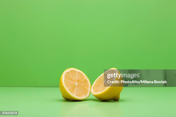 lemon, cut in half - lemon ストックフォトと画像