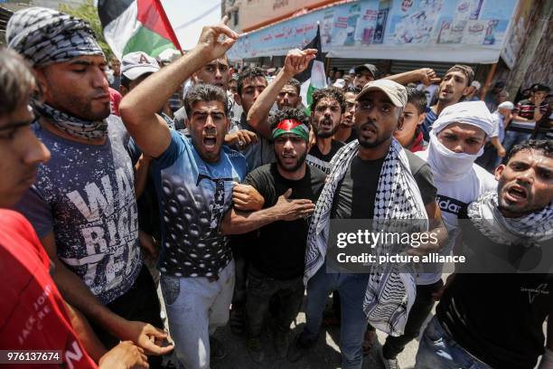Dpatop - Palestinian mourners shout slogans as they take part in a funeral of nurse Razan Al-Najar who was killed during yesterday's clashes with...