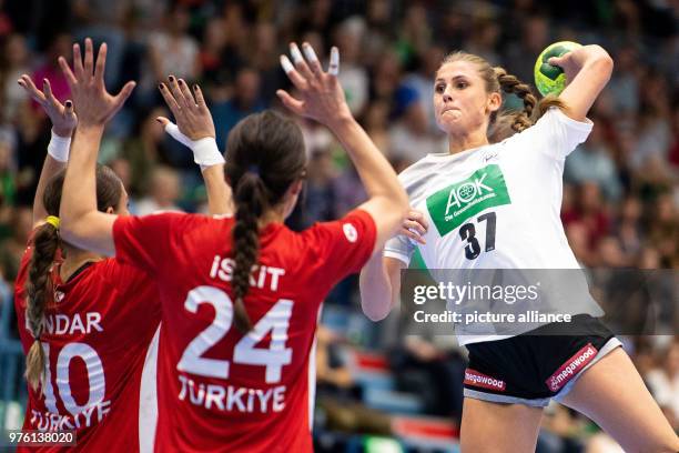 June 2018, Germany, Gummersbach: Handball, women's euro qualifier, Germany vs Turkey at the Schwalbe-Arena. Burcu Dindar and Asli Iskit of Turkey try...