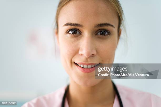 nurse smiling at camera, portrait - 後梳髮型 個照片及圖片檔