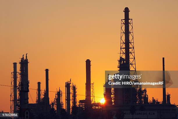 oil industrial complex in sunset. nishi-ku, sakai, osaka, japan - 堺市 ストックフォトと画像