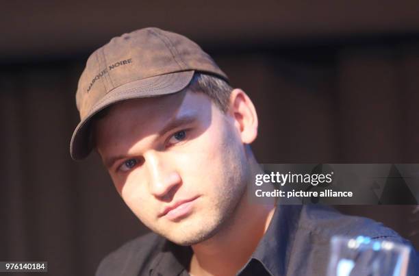 Dpatop - 02 June 2018, Germany, Muelheim: The Austrian author Thomas Koeck anwering questions after the presentation of his piece 'paradies spielen '...