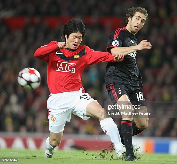 Ji-Sung Park of Manchester United clashes with Mathieu Flamini of AC Milan during the UEFA Champions League First Knockout Round Second Leg match...