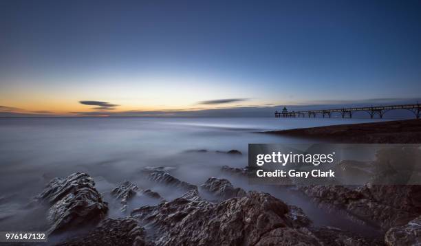 clevedon pier during high tide at sunset, clevedon, somerset, england, uk - clevedon pier stockfoto's en -beelden