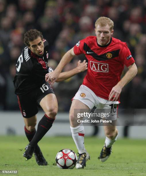 Paul Scholes of Manchester United clashes with Mathieu Flamini of AC Milan during the UEFA Champions League First Knockout Round Second Leg match...