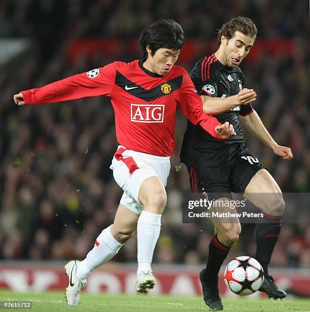 Ji-Sung Park of Manchester United competes for the ball with Mathieu Flamini of AC Milan during the UEFA Champions League First Knockout Round Second...