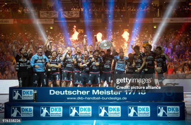 June 2018, Germany, Flesnburg: Handball, German Bundesliga: SG Flensburg-Handewitt vs Frisch Auf Goeppingen at Flens-Arena: Flensburg's players...