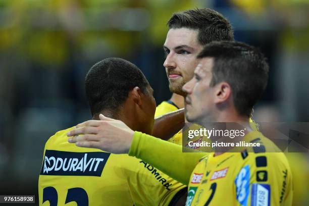 June 2018, Germany, Mannheim: Handball, Bundesliga, Rhein-Neckar Loewen vs SC DHfK Leipzig at SAP-Arena: Mads Mensah Larsen , Hendrik Pekeler and...