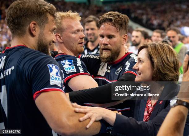 June 2018, Germany, Flesnburg: Handball, German Bundesliga: SG Flensburg-Handewitt vs Frisch Auf Goeppingen at Flens-Arena: Flensburg's mayor Simone...