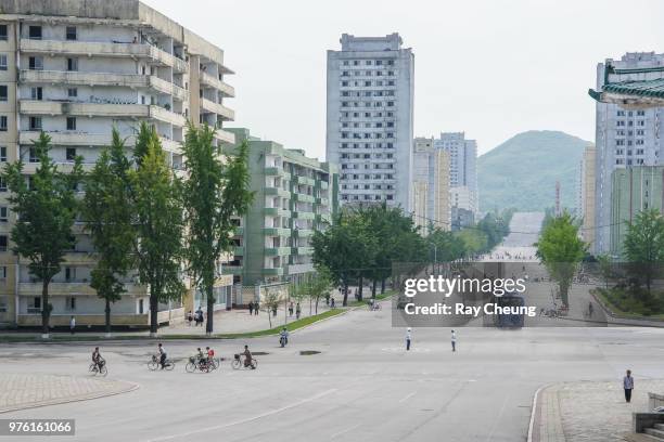 cross road in kaesong - kaesong foto e immagini stock