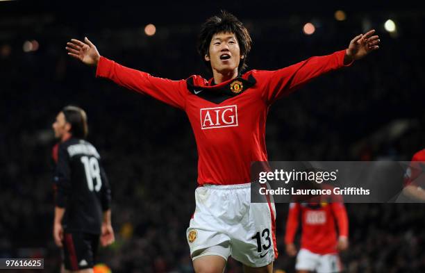 Ji-Sung Park of Manchester United celebrates scoring the third goal during the UEFA Champions League First Knockout Round, second leg match between...