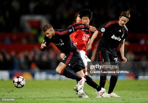 Ji-Sung Park of Manchester United in action with David Beckham of AC Milan during the UEFA Champions League First Knockout Round, second leg match...