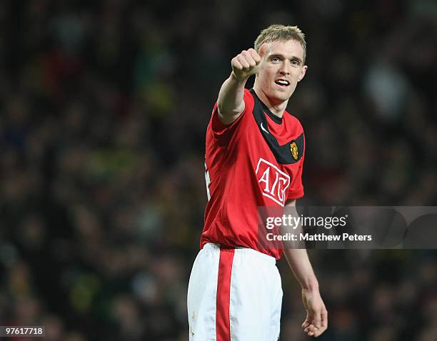 Darren Fletcher of Manchester United celebrates scoring their fourth goal during the UEFA Champions League First Knockout Round Second Leg match...