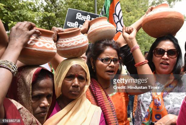 Workers and supporters protest against water crisis in West Delhi area at Delhi Secretariat, on June 16, 2018 in New Delhi, India.