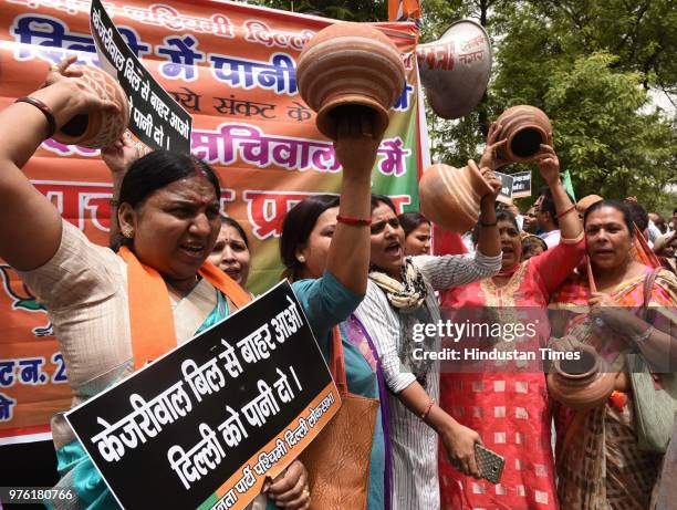 Workers and supporters protest against water crisis in West Delhi area at Delhi Secretariat, on June 16, 2018 in New Delhi, India.
