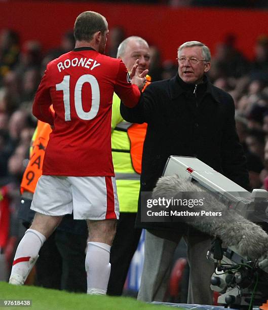 Sir Alex Ferguson manager of Manchester United congratulates Wayne Rooney after he was substituted during the UEFA Champions League First Knockout...