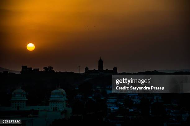 sunset at orchha - orchha imagens e fotografias de stock