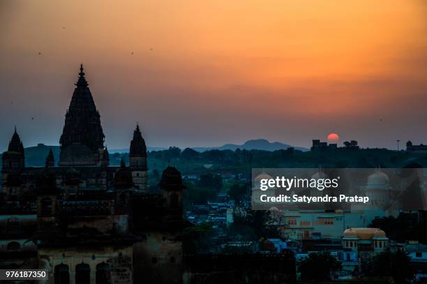 sunset at orchha - orchha photos et images de collection