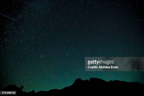 mountaintop in the stars - orionnebel stock-fotos und bilder