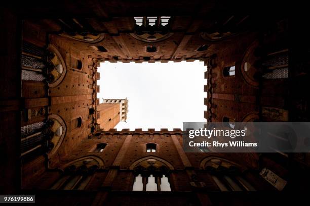 torre del mangia - torre del mangia stock pictures, royalty-free photos & images