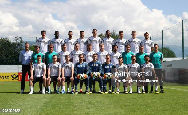 June 2018, Italy, Eppan: Soccer, German national team, Germany, team photo for the World Cup in Russia 2018. To the team belong: Mario Gomez, Antonio...