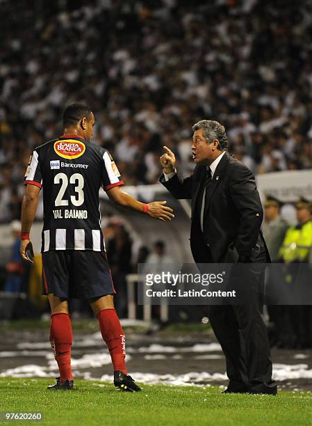 Monterrey coach Victor Manuel Vucetich talks to player Val Baiano during their match against Colombian Once Caldas as part of 2010 Libertadores Cup...