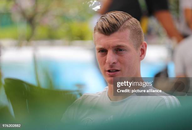 June 2018, Italy, Eppan: Soccer, National Team of Germany, Media Day, Training Camp for World Cup 2018 Preparation. Toni Kroos gives the journalists...