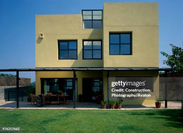 View of a house with a sprawling lawn.