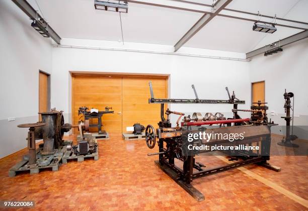 June 2018, Germany, Poessneck: A Schuetzen weaving machine of the machine shop H. A. Plarre, Greiz at the exhibition 'Erlebnis Industriekultur -...