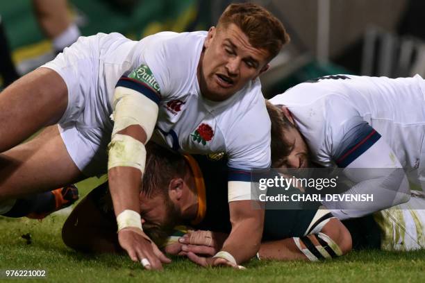 South Africas Duane Vermeulen scores a try despite Englands flyhalf Henry Slade during the second test match South Africa vs England at the Free...