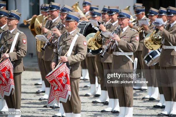 June 2018, Poland, Warsaw: A military band plays music to welcome the German Federal President Steinmeier, in front of the presidential palace. The...