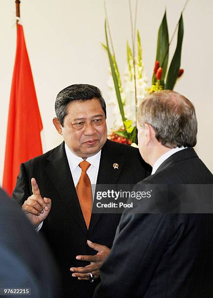 Indonesian President Susilo Bambang Yudhoyono speaks with Australia's Trade Minister Simon Crean during a meeting with business leaders prior to...