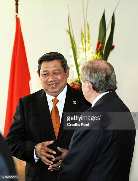 Indonesian President Susilo Bambang Yudhoyono speaks with Australia's Trade Minister Simon Crean during a meeting with business leaders prior to...