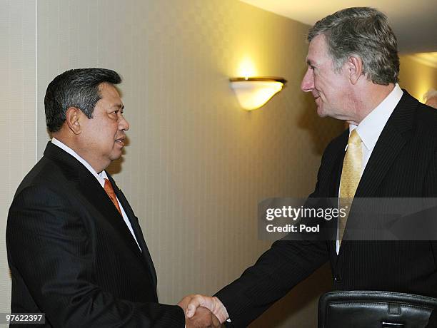 Indonesian President Susilo Bambang Yudhoyono greets Terry Davis from Coca-Cola Amatil, during a meeting with business leaders prior to attending a...
