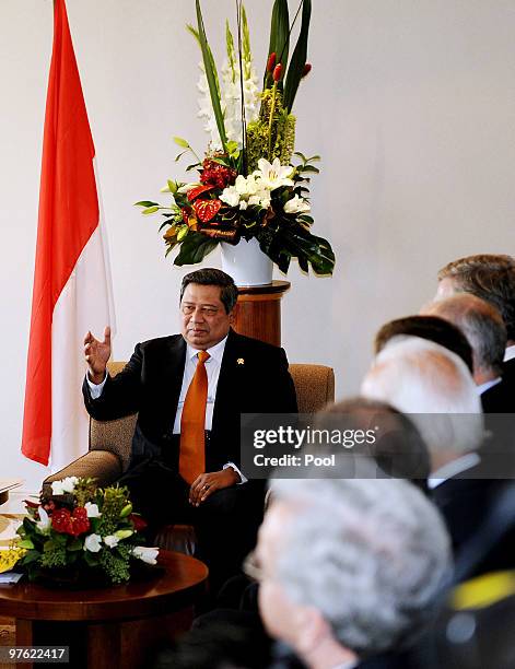 Indonesian President Susilo Bambang Yudhoyono meets with business leaders prior to attending a business forum at the Shangri-La hotel in Sydney on...