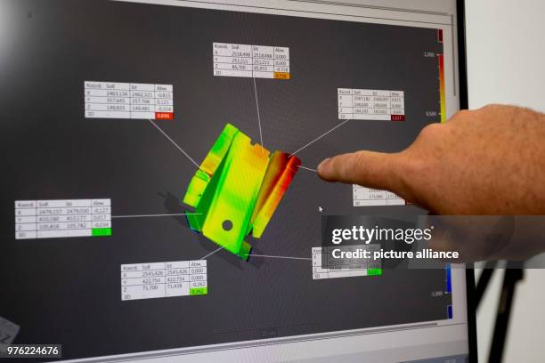 June 2018, Germany, Erfurt: A Zeiss employee showing a 3D picture generated by Zeiss' hand-held laser scanner T-SCAN CS during the 15th Rapid.Tech +...