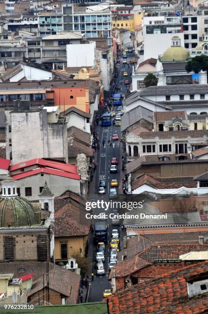 quito calle venezuela - calle urbana imagens e fotografias de stock