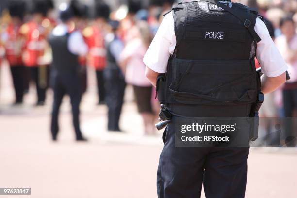 armed police officer vor dem buckingham palace - armed police uk stock-fotos und bilder