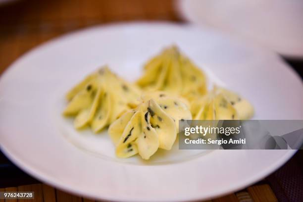 butter with chives - sergio amiti stock pictures, royalty-free photos & images