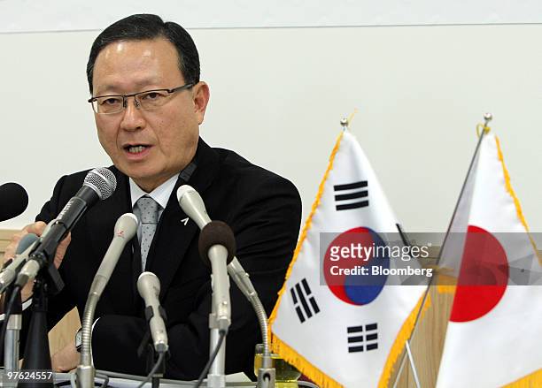 Yoon Young Doh, president of Asiana Airlines Inc., speaks during a news conference at Ibaraki Airport in Omitama City, Ibaraki prefecture, Japan, on...