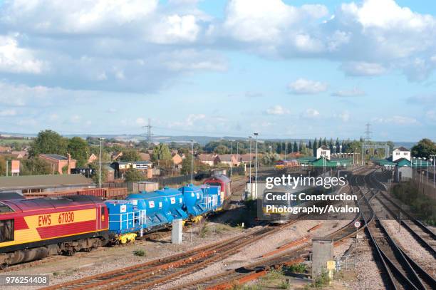 The Great Western Railway, September 2004. View from Didcot Parkway station footbridge at western end showing Oxford - Paddington service coming off...