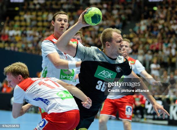 June 2018, Germany, Munich: Handball, men, international match, Germany vs Norway in the Olympic Hall. Germany's Julius Kuehn having his shot at goal...