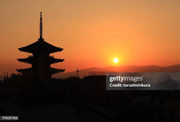 koudaiji with sunset - kioto prefectuur stockfoto's en -beelden