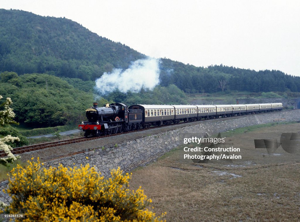 Cardigan Bay Express. No.7819 Hinton Manor at Frun-Goch en route from Machynlleth to Barmouth. 24.05.1987.