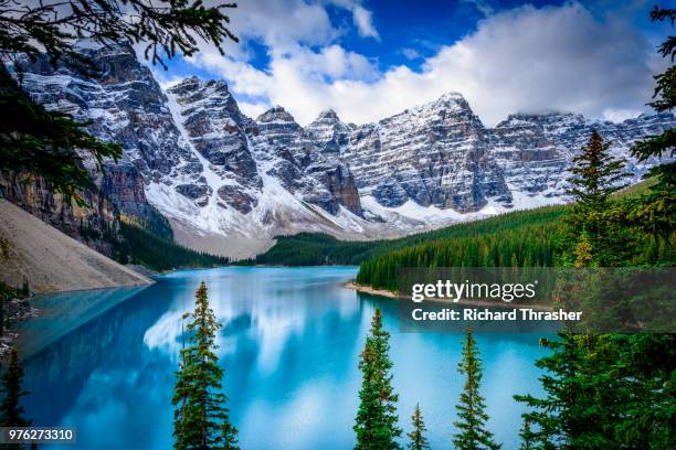 valley of the ten peaks, banff, alberta, canada - valley of the ten peaks stock-fotos und bilder