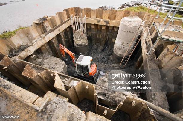 Once the cofferdam was drained the work of cleening the piling was started.