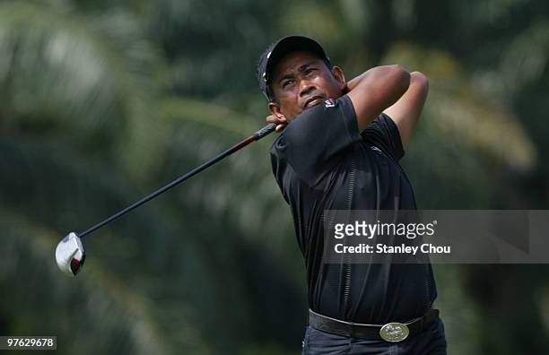 Thaworn Wirachant of Thailand tees off on the 6th hole during Asian International Final Qualifying for The Open at Saujana Golf and Country Club on...